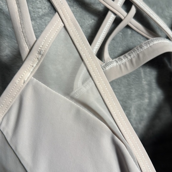 Lululemon bra women’s size 6 Lululemon Easy to breathe bra designed for yoga - Picture 5 of 8